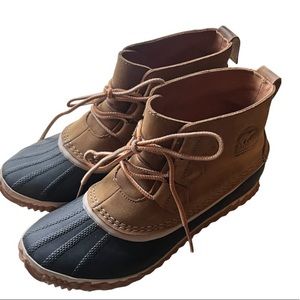 Sorel women’s In and Out lace up waterproof outdoor boots size 8.5